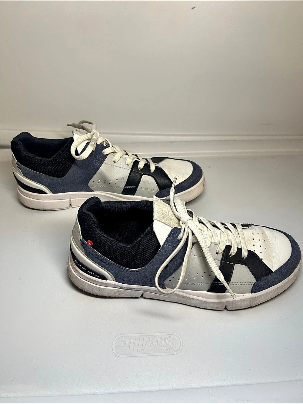 On The Roger Menβs Black & White Sneakers Size 9.5